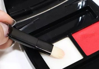 香奈兒雙色唇膏盤(pán)色號(hào)試色 香奈兒2018雙色唇膏盤(pán)多少錢(qián)？