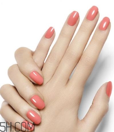 冬天涂什么指甲油好看？手黑涂什么指甲油好看？