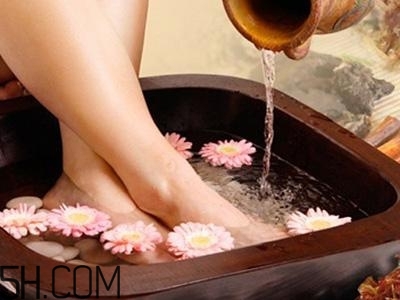 檸檬精油可以泡腳嗎？檸檬精油泡腳的好處有哪些？