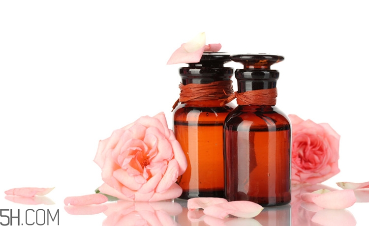 玫瑰精油能泡腳嗎？玫瑰精油的使用方法有哪些？