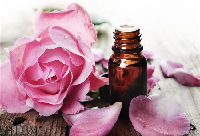 玫瑰精油能泡腳嗎？玫瑰精油的使用方法有哪些？
