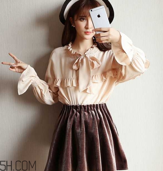 金絲絨百褶裙搭配什么上衣？