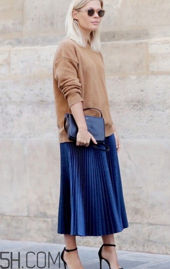 金絲絨百褶裙搭配什么上衣？