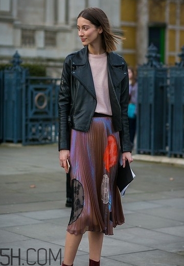 金絲絨百褶裙搭配什么上衣？