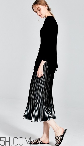 金絲絨百褶裙搭配什么上衣？