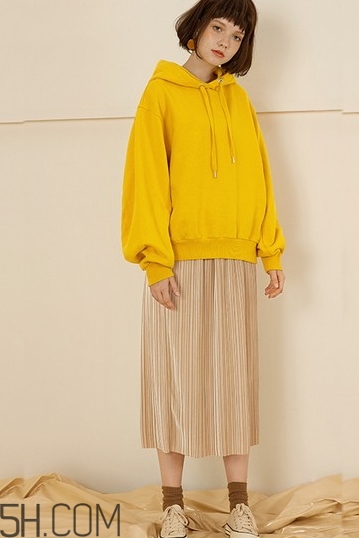 金絲絨百褶裙搭配什么上衣？