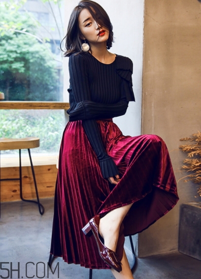 金絲絨百褶裙搭配什么上衣？