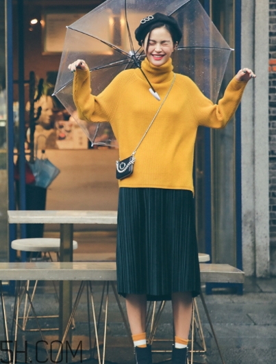 金絲絨百褶裙搭配什么上衣？