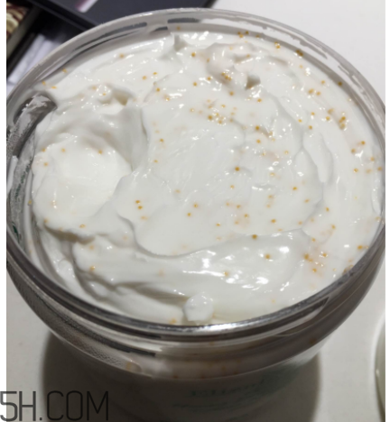 雅頓綠茶蜜滴舒體霜油不油？粘被子嗎？