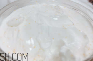 雅頓綠茶蜜滴舒體霜油不油？粘被子嗎？