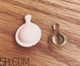 伊麗莎白雅頓眼部精華液油不油？長脂肪粒嗎？