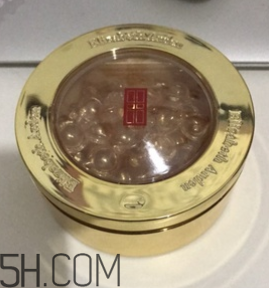 伊麗莎白雅頓眼部精華液油不油？長脂肪粒嗎？