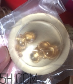 伊麗莎白雅頓眼部精華液油不油？長脂肪粒嗎？