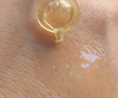 伊麗莎白雅頓眼部精華液油不油？長脂肪粒嗎？