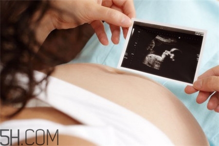 胎兒缺氧胎心會(huì)正常嗎？胎兒缺氧還會(huì)打嗝嗎？