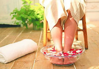 檸檬精油可以泡腳嗎？檸檬精油泡腳的好處有哪些？