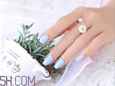 冬天涂什么指甲油好看？手黑涂什么指甲油好看？