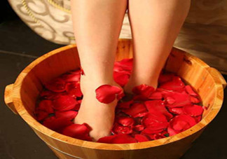 玫瑰精油能泡腳嗎？玫瑰精油的使用方法有哪些？