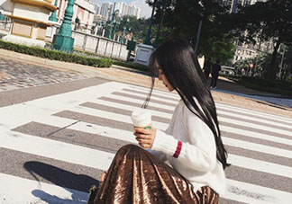 金絲絨百褶裙搭配什么上衣？