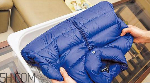 女裝羽絨服怎么保養(yǎng)？輕薄羽絨服怎么搭配？