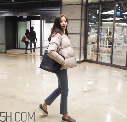 羽絨服怎么穿不顯胖？冬季好看的女裝羽絨服時(shí)尚搭配