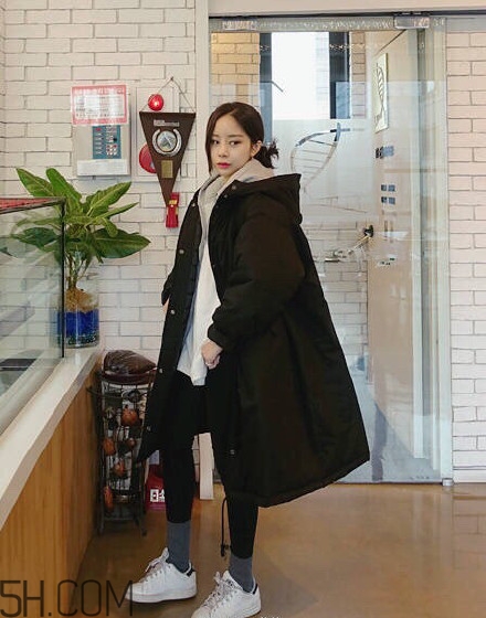 羽絨服怎么穿不顯胖？冬季好看的女裝羽絨服時(shí)尚搭配