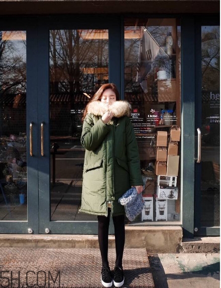 羽絨服怎么穿不顯胖？冬季好看的女裝羽絨服時(shí)尚搭配