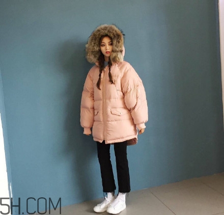 羽絨服怎么穿不顯胖？冬季好看的女裝羽絨服時(shí)尚搭配
