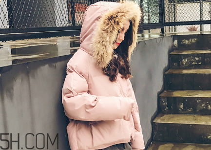 羽絨服怎么穿不顯胖？冬季好看的女裝羽絨服時(shí)尚搭配