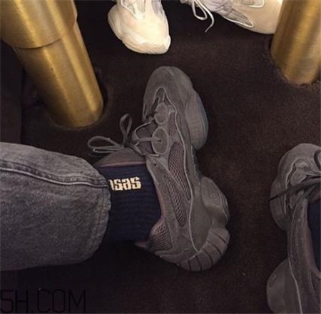 yeezy 500 desert rat純黑配色實(shí)物什么樣？