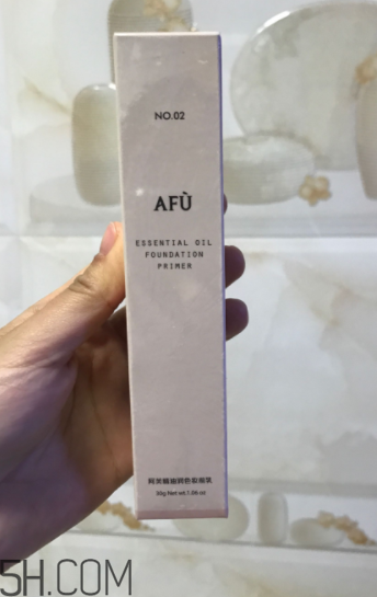 阿芙精油妝前乳色號(hào)有哪些？哪個(gè)色號(hào)能遮痘?。?></p><h3>阿芙精油哪個(gè)色號(hào)能遮痘印</h3><p>綠色適合偏紅、有痘印的肌膚使用。使用心得：先看包裝，特別完美！包裝的特別嚴(yán)實(shí)，對(duì)于客戶特別負(fù)責(zé)！打開包裝，是很精致的一個(gè)小東西，方便攜帶，是個(gè)30g的精致小黑管！在看擠壓口，特別小特別精致，用多少取多少，不怕擠多了浪費(fèi)。先打開蓋子，口子特別小，但是又不會(huì)不好擠出，特別使用。根據(jù)自己平時(shí)的使用量擠出適合自己的用量，我這個(gè)適合紫色，適合我這個(gè)敏感還帶有紅血絲的膚質(zhì)！涂開之后，特別顯膚色，特意看出來，膚色提亮了一個(gè)色度，但是又不會(huì)特別蒼白！精簡(jiǎn)，好攜帶，而且提亮膚色特別特別好？推薦呦！</p><p style=