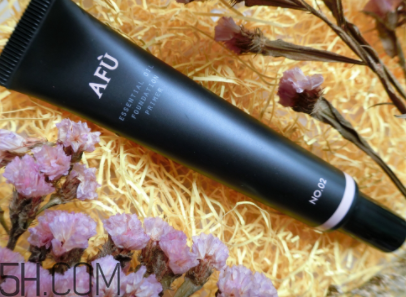 阿芙精油妝前乳色號(hào)有哪些？哪個(gè)色號(hào)能遮痘?。?></p><h3>阿芙精油妝前乳好用嗎</h3><p>包裝是以個(gè)性前沿的磨砂黑為主，磨砂黑看起來更有檔次、更精致（個(gè)人一直很喜歡磨砂色）。包裝開蓋的位置有一圈是能看到內(nèi)部乳液的顏色的，很特別的包裝，個(gè)人很滿意。很白菜價(jià)，內(nèi)含量為30g，份量挺足的，感覺夠用很久。我用的這一款是02號(hào)櫻花粉色，擠出來的乳液顏色是偏白粉色。乳液很潤(rùn)，擠在手背上會(huì)像精油一樣具有緩慢的流動(dòng)性。所以妝感很服帖，沙漠皮及干皮的妹子也是比較適合的。我個(gè)人是混油皮敏感性肌膚，T區(qū)油，U區(qū)干且有紅血絲，這款?yuàn)y前乳使用了一上午后，感覺U區(qū)依然很滋潤(rùn)，沒有出現(xiàn)起皮過敏的現(xiàn)象。如果你們還是不太了解自己是否適合的話，也可以將包裝殼上標(biāo)識(shí)清楚的成分中用百度查看這些成分是否適合自己的皮膚狀態(tài)，這樣也是一個(gè)好的方法。我最喜歡的就是它遮蓋毛孔的能力，因?yàn)槲夷槂深a的毛孔比較粗大，而這款針對(duì)毛孔粗大的效果蠻好的，我覺得挺適合我的。</p><p style=