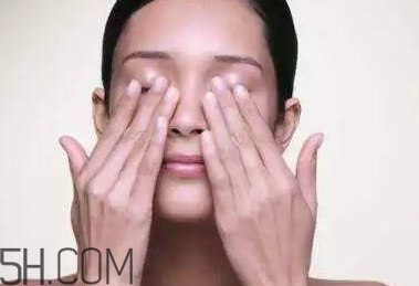 為什么會(huì)長(zhǎng)脂肪粒？怎么消除眼睛上的脂肪粒？