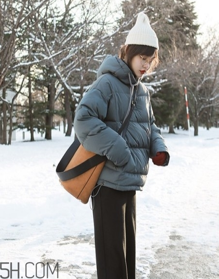 羽絨服搭配什么褲子好看？羽絨服搭配推薦