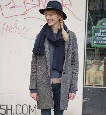 圍巾與大衣怎么搭配？灰色圍巾怎么搭配？