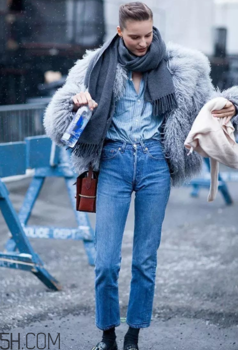 圍巾與大衣怎么搭配？灰色圍巾怎么搭配？