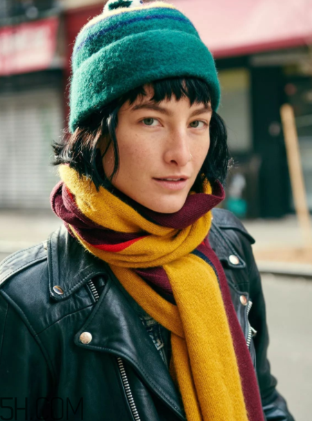 圍巾與大衣怎么搭配？灰色圍巾怎么搭配？