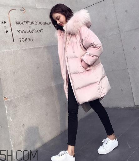 粉色羽絨服配什么鞋子？粉色羽絨服搭配鞋子圖片