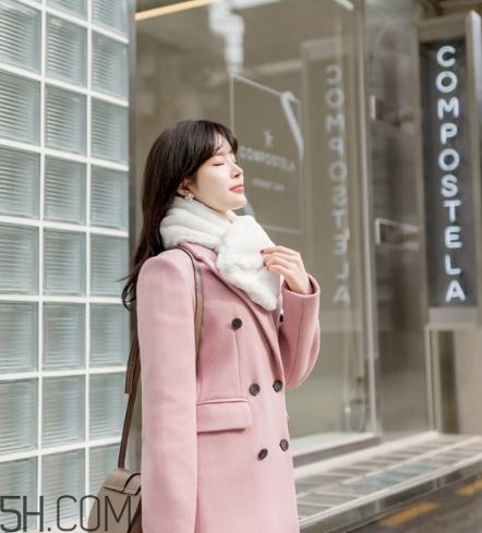 粉色大衣配什么顏色的圍巾？粉色大衣搭配圍巾圖片