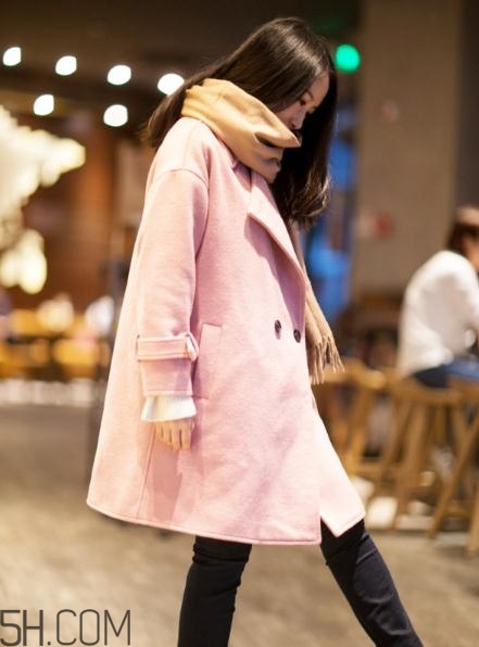 粉色大衣配什么顏色的圍巾？粉色大衣搭配圍巾圖片