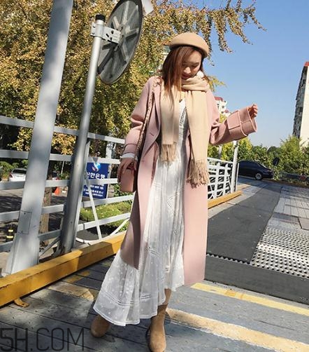 粉色大衣配什么顏色的圍巾？粉色大衣搭配圍巾圖片