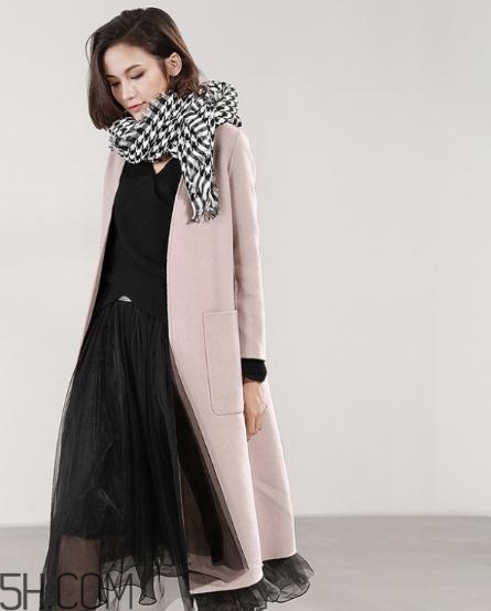 粉色大衣配什么顏色的圍巾？粉色大衣搭配圍巾圖片
