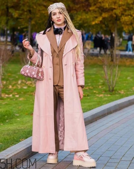 粉色包包配什么顏色衣服？粉色包包搭配服裝圖片