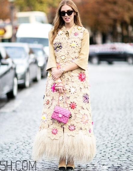 粉色包包配什么顏色衣服？粉色包包搭配服裝圖片