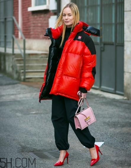 粉色包包配什么顏色衣服？粉色包包搭配服裝圖片