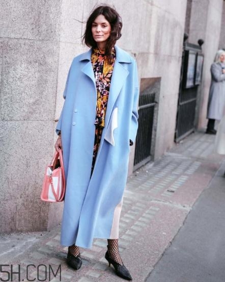 粉色包包配什么顏色衣服？粉色包包搭配服裝圖片