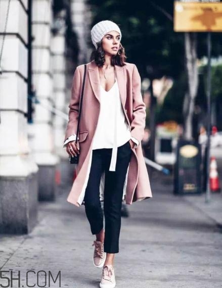 粉色大衣里面怎么搭配？粉色大衣內(nèi)搭什么顏色？