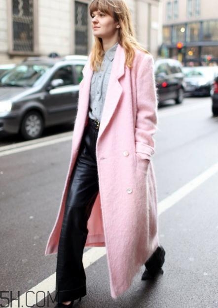 粉色大衣里面怎么搭配？粉色大衣內(nèi)搭什么顏色？