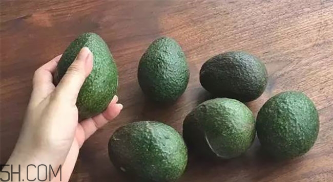 牛油果和牛奶可以一起吃嗎？牛油果和牛奶可以榨汁嗎？