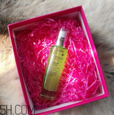 蘭蔻水光瓶后續(xù)要疊加面霜嗎？可以和精華疊加嗎？